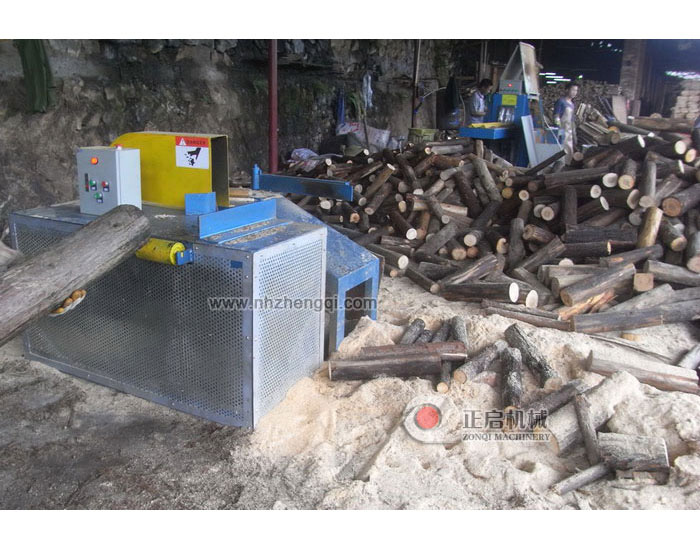 湖南汝城圓木截?cái)鄼C(jī)加工現(xiàn)場(chǎng)