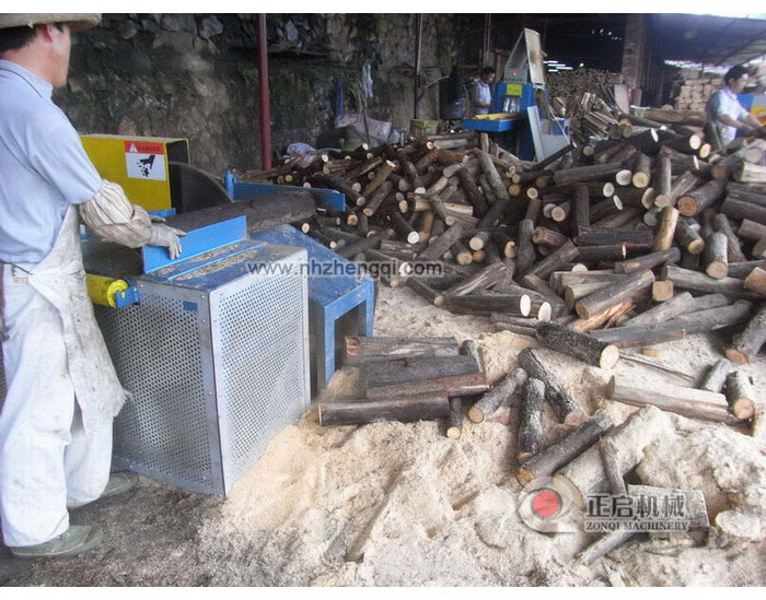 湖南省汝城縣圓木截?cái)鄼C(jī)加工現(xiàn)場(chǎng)28型